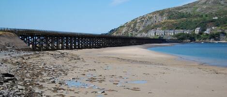 Una spiaggia nelle vicinanze, lettini da mare, teli da spiaggia