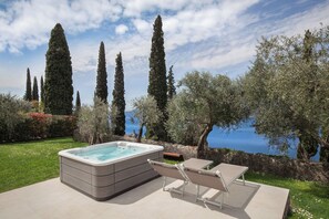 Terrace/patio - BEAUTIFUL VILLA WITH ALL THE COMFORTS  (malcesine)