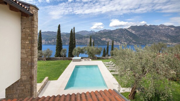 A swimming pool with a view of mountains and a lake. - BEAUTIFUL VILLA WITH ALL THE COMFORTS  (malcesine)