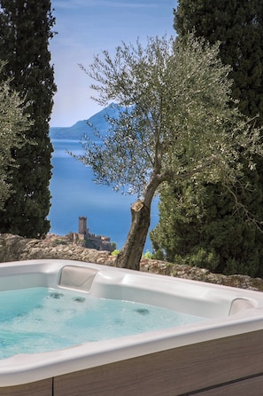 Outdoor spa tub - BEAUTIFUL VILLA WITH ALL THE COMFORTS (malcesine)