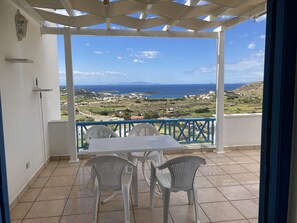 Outdoor dining - Delagratsia: Appartement in a house  and big garden, breathtaking sea view (Siros)