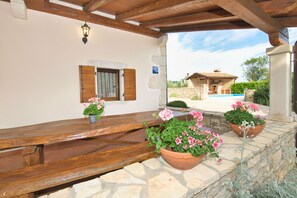 Outdoor dining - Romantic private villa w/ pool, 3 minutes from the beach, surrounded by nature (Raša)