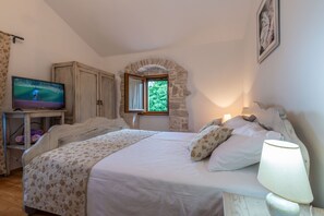 2 habitaciones, caja de seguridad en la habitación y escritorio 