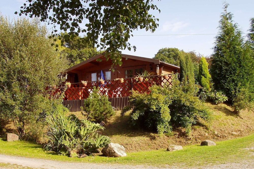 LLWYNAU FARM PINELODGES - CASTELLAU, LLANTRISANT - ONLY 12 MILES FROM CARDIFF.