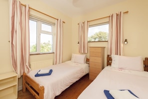 3 bedrooms, desk, iron/ironing board, free WiFi