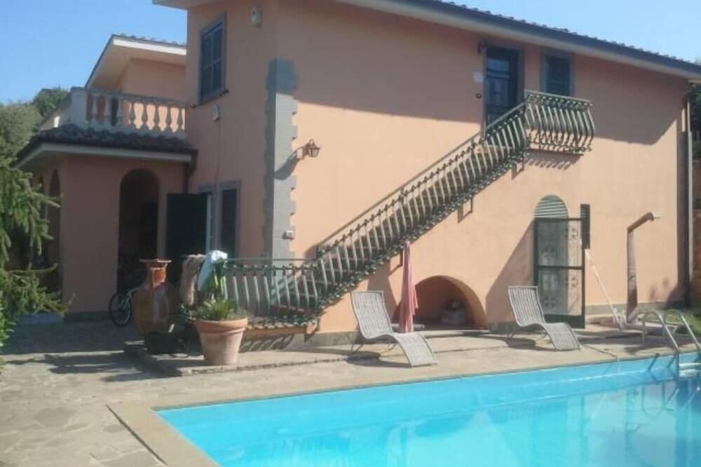 Lariano: Splendid house in a villa with park, swimming pool, barbecue and tennis court