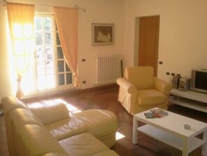 Smart-tv, een open haard, videospelletjes en een dvd-speler