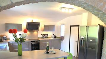 雪櫃、微波爐、焗爐、爐具