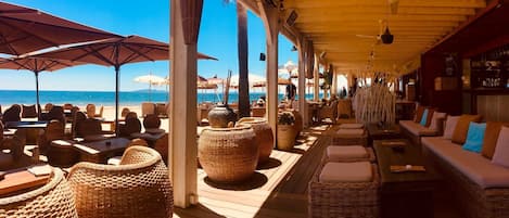 Plage, chaises longues