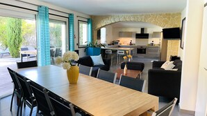 Een modern interieur met een eethoek, keuken en woonruimte.