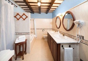 Bañera con ducha, secador de pelo, toallas, jabón