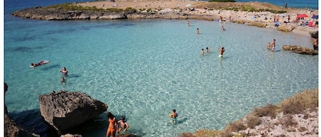 Nära stranden och solstolar