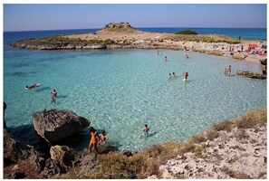 Nära stranden och solstolar
