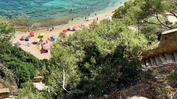 A coastal beach with clear turquoise waters, rocky outcrops, and dense green foliage. - New villa with swimming pool in the Costa Brava. Now with WiFi! (Mas Ambros, Calonge)