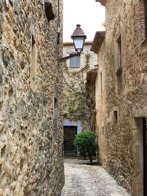 Property grounds - New villa with swimming pool in the Costa Brava. Now with WiFi! (Mas Ambros, Calonge)