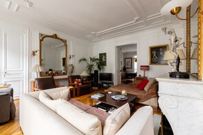TV, fireplace