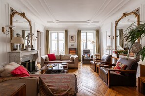 Télévision, cheminée