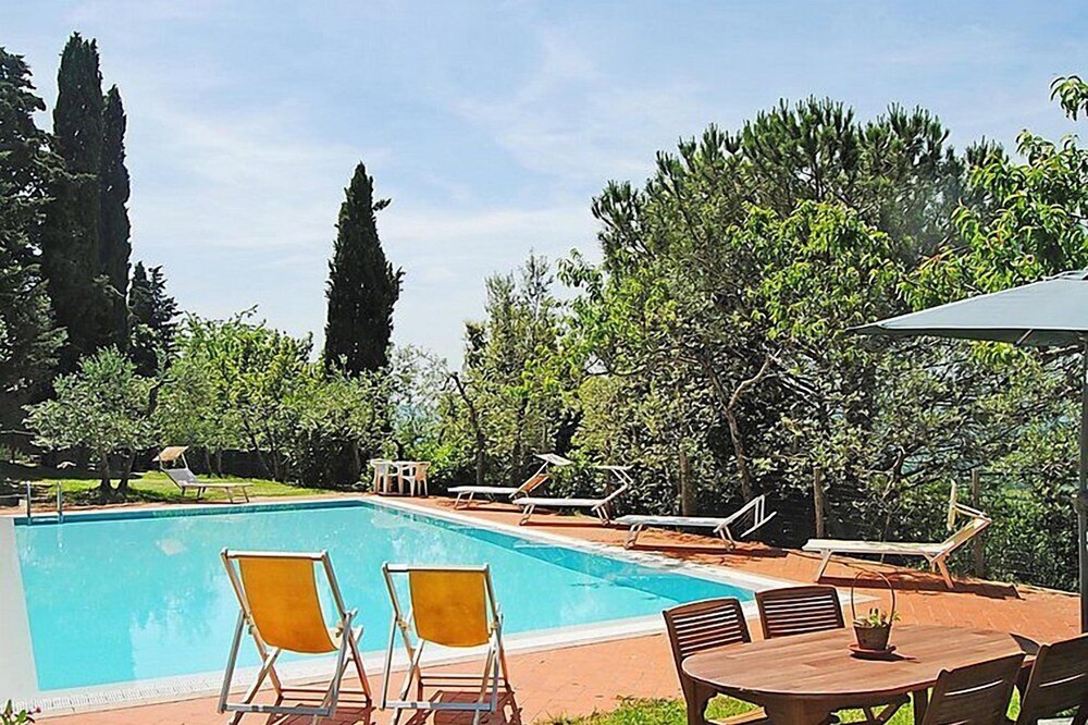 Villa del Nibbio: A characteristic and welcoming two-story age-old farm house located in an isolated position, on the slopes of a hill which is covered with olive groves, with Free WI-FI.