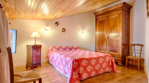 2 bedrooms, iron/ironing board, travel cot, WiFi