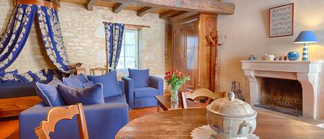 Smart-TV, Kamin, DVD-Player, Bücher