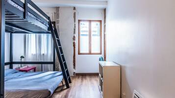 1 habitación, tabla de planchar con plancha, wifi gratis y ropa de cama