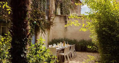 PROMO CHARMANTE MAISON DE VILLAGE! Piscine chauffée et spa, jardin, St Emillion