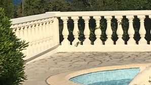A pool area with a view of the sea and a cruise ship in the distance. - Villa with SEA VIEW, 1 km from the BEACH and CITY CENTER, BBQ, TENNIS (Fréjus)