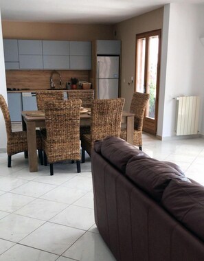 Televisión y chimenea 