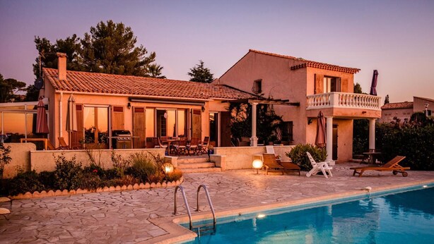 A two-story house with a swimming pool, outdoor furniture, and a patio area. - Villa with SEA VIEW, 1 km from the BEACH and CITY CENTER, BBQ, TENNIS (Fréjus)