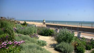 Plage à proximité, chaises longues