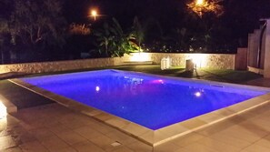 A rectangular swimming pool with a blue tint, surrounded by a tiled deck. - Wunderbar, Wonderful villa with pool heated (Caucana-finaiti-casuzze-finaiti Nord)
