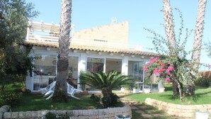 A house with a patio, a palm tree, and a garden with flowers. - Wunderbar, Wonderful villa with pool heated (Caucana-finaiti-casuzze-finaiti Nord)