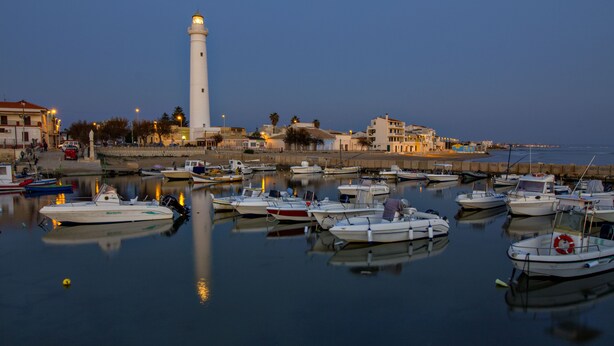 A harbor with multiple boats docked, a prominent lighthouse, and buildings along the waterfront. - Wunderbar, Wonderful villa with pool heated (Caucana-finaiti-casuzze-finaiti Nord)