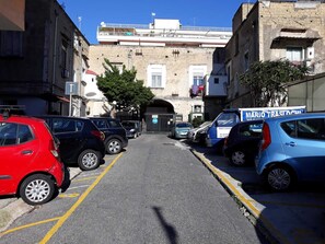 المنطقة المحيطة بالمنشأة