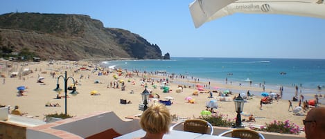Una spiaggia nelle vicinanze, lettini da mare, teli da spiaggia