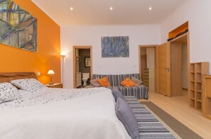 3 bedrooms, desk, iron/ironing board, free WiFi