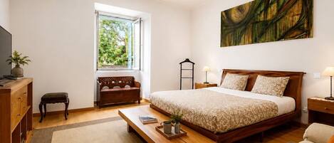 3 bedrooms, desk, iron/ironing board, travel cot