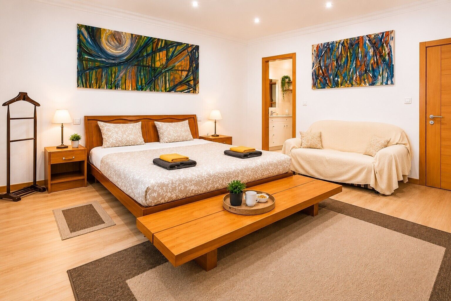 3 habitaciones, escritorio y tabla de planchar con plancha 