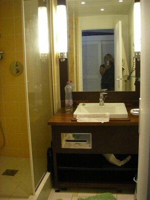 Bathtub, hair dryer, towels