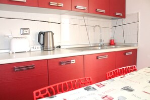 Kylskåp, mikrovågsugn, ugn och spishäll