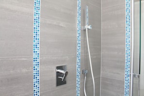 Haartrockner, Bidet, Handtücher, Seife