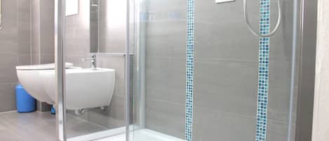 Haartrockner, Bidet, Handtücher, Seife
