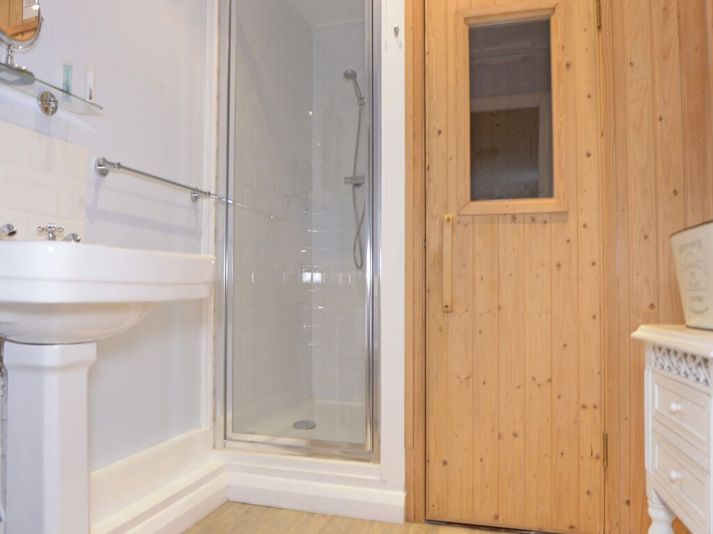 Combined shower/bathtub, hair dryer, towels, soap