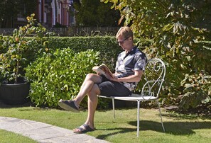 Property grounds - Great location - sleeps up to five guests, just moments from the beach and town (Eastbourne)