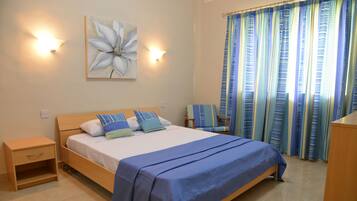 3 bedrooms, iron/ironing board, WiFi, bed sheets