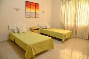 3 chambres, fer et planche à repasser, Wi-Fi, draps fournis