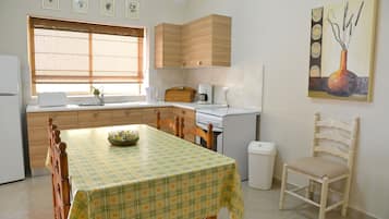 Jääkaappi, mikroaaltouuni, uuni, liesi