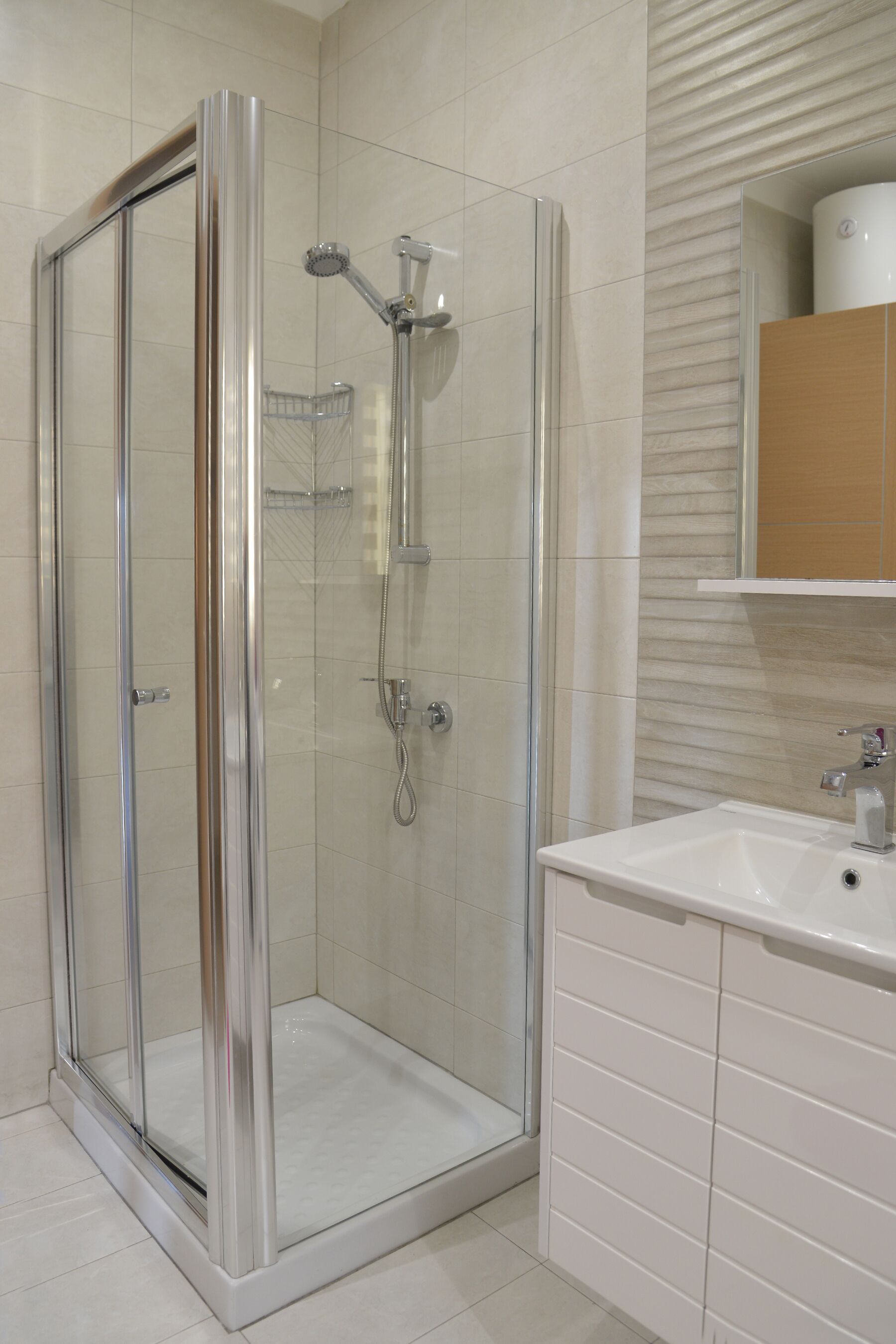 Bañera, secador de pelo y toallas
