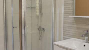 Bañera, secador de pelo y toallas