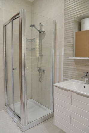 Bathtub, hair dryer, towels